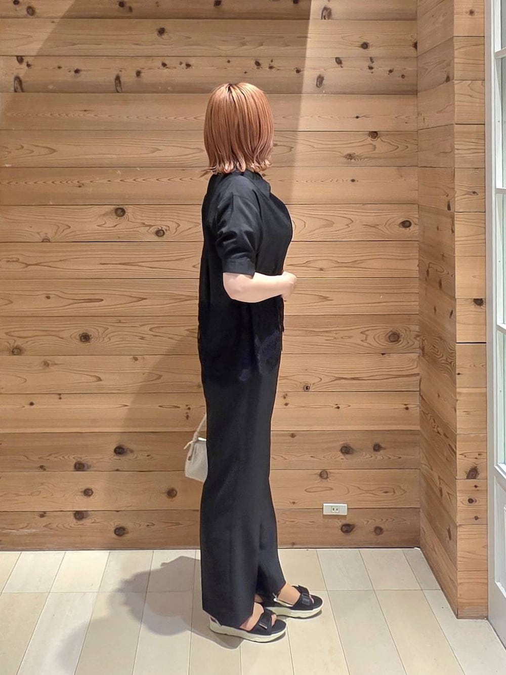 ベージュ系のショルダーバッグ、ブラック系のその他パンツ、ブラック系のサンダルを着用したレディースの夏コーディネートの2枚目の写真