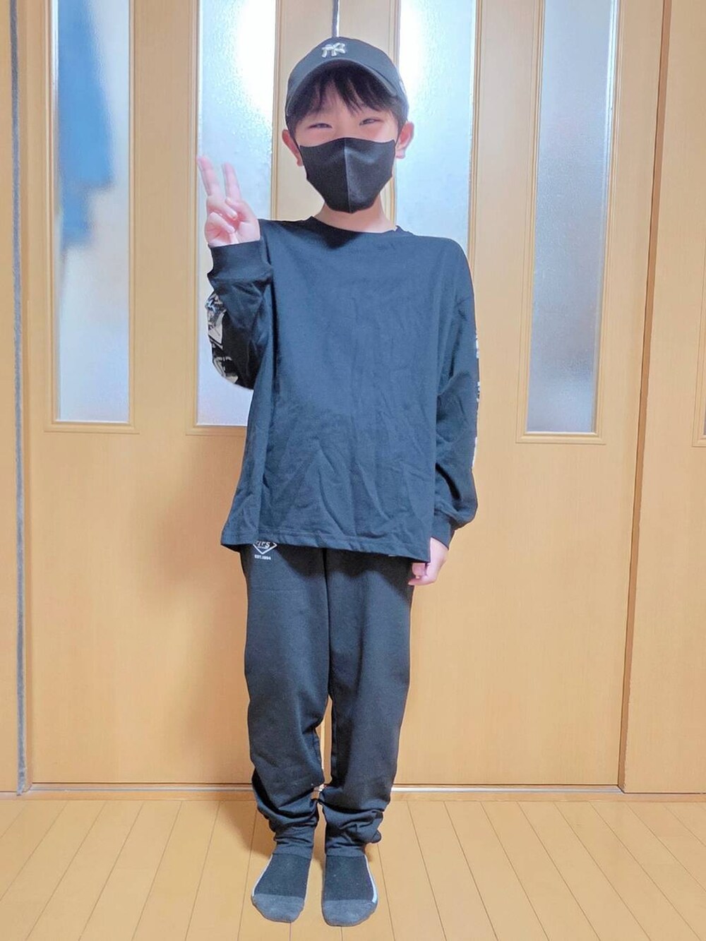 ブラック系のブルゾン、ブラック系のキャップを着用したキッズの秋コーディネートの2枚目の写真