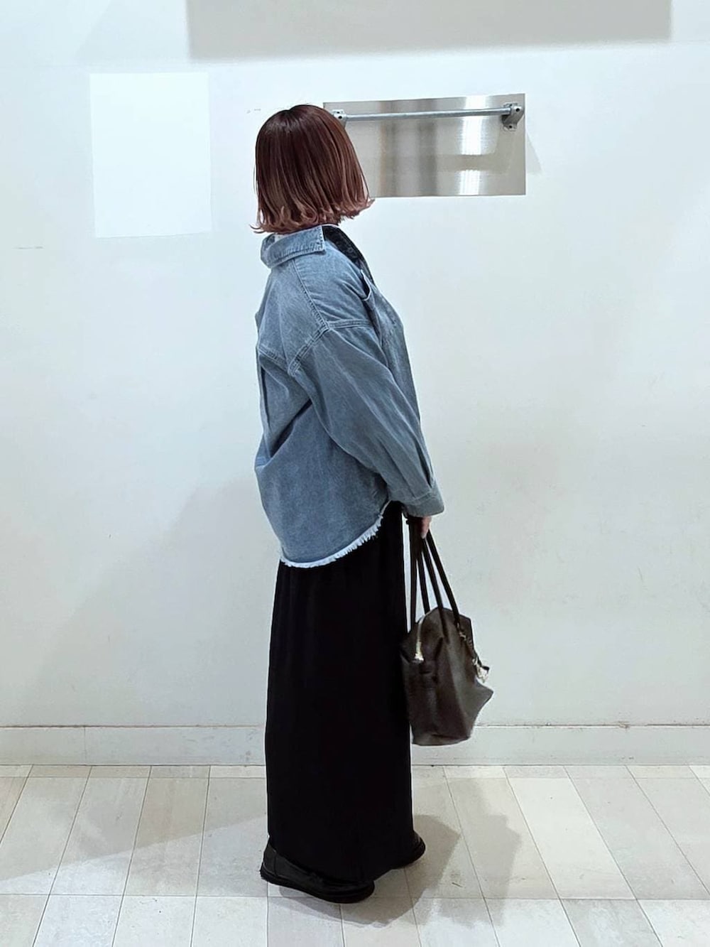 ブラック系のローファー、ブラウン系のボストンバッグ、ホワイト系のTシャツ/カットソーを着用したレディースの春コーディネートの2枚目の写真