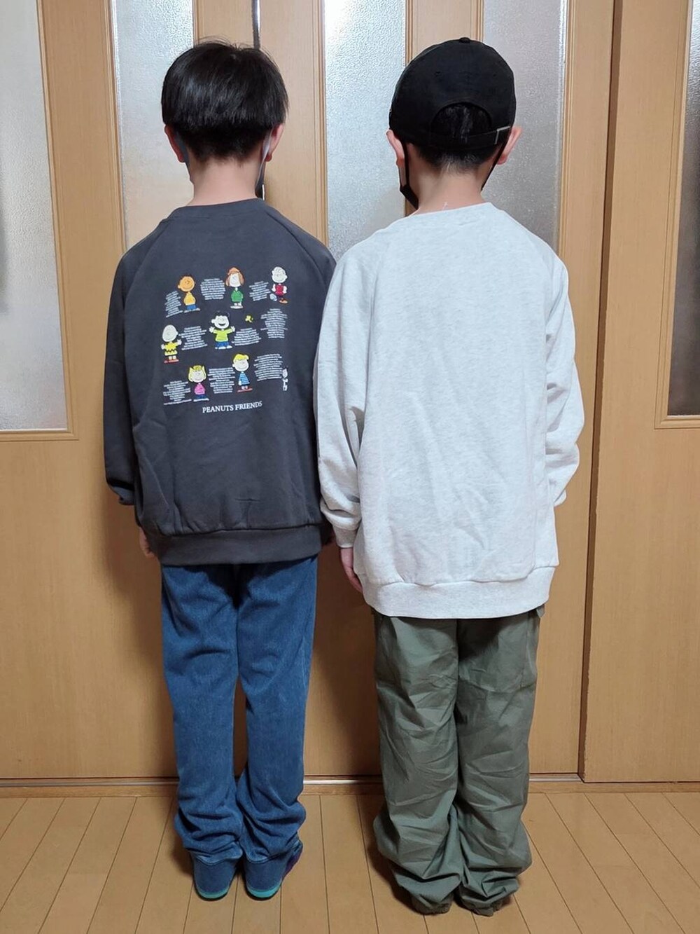 ブルー系のデニムパンツ、グリーン系のカーゴパンツ、グレー系のスウェットを着用したキッズの秋コーディネートの3枚目の写真