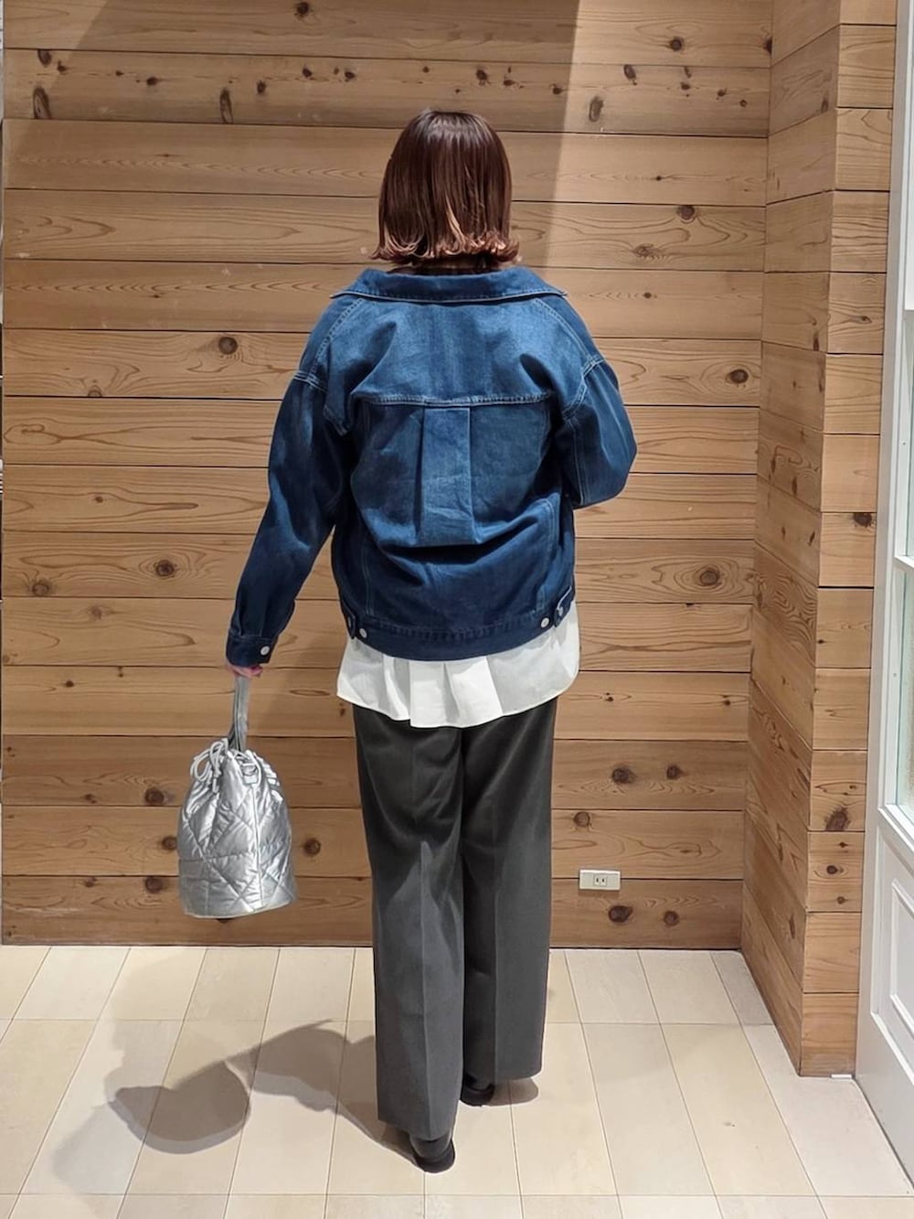 ブラック系のローファー、シルバー系のハンドバッグ、ホワイト系のTシャツ/カットソーを着用したレディースの冬コーディネートの3枚目の写真