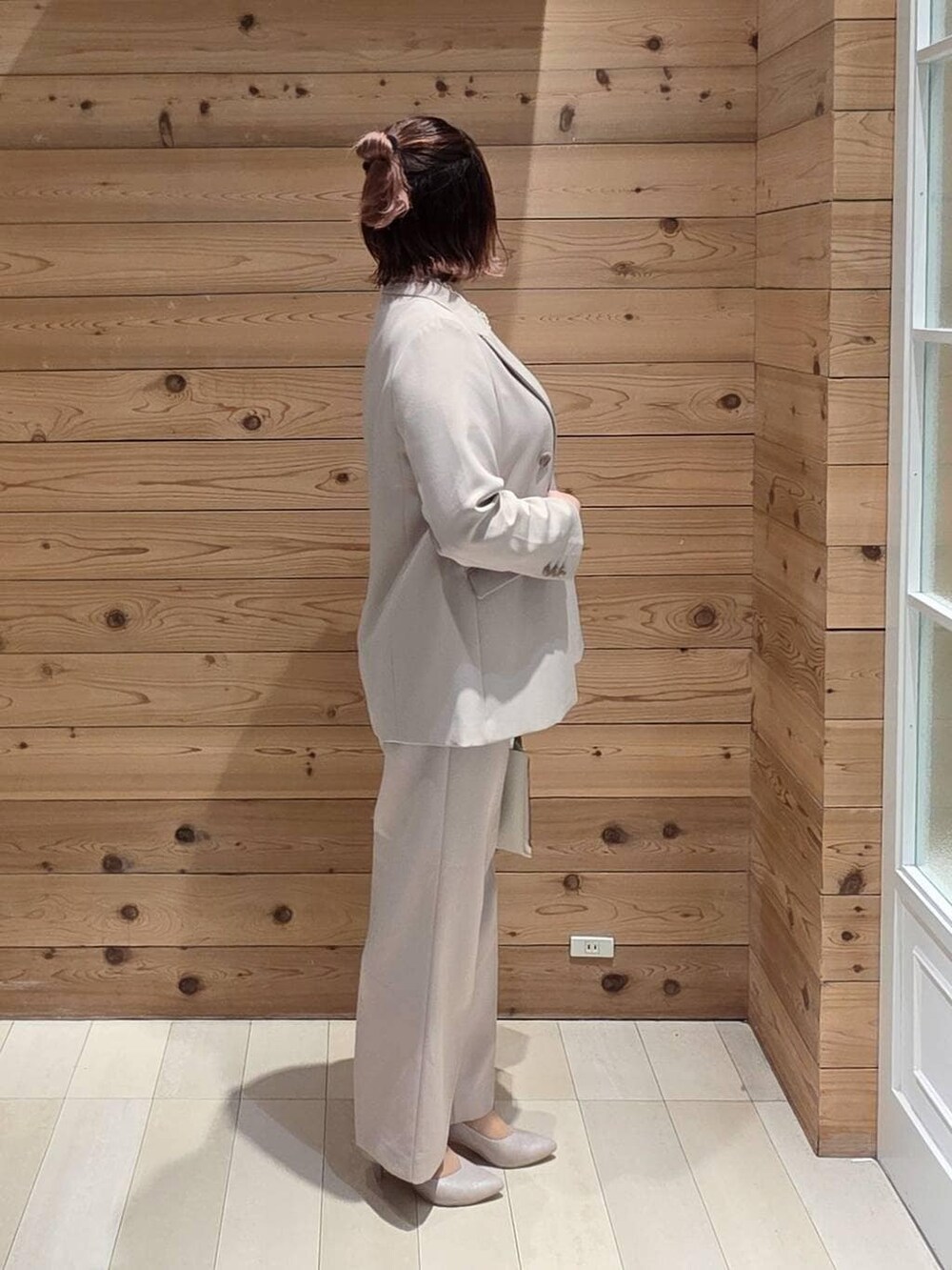 ホワイト系のパンプス、ブルー系のシャツ/ブラウス、ベージュ系のショルダーバッグを着用したレディースの冬コーディネートの2枚目の写真