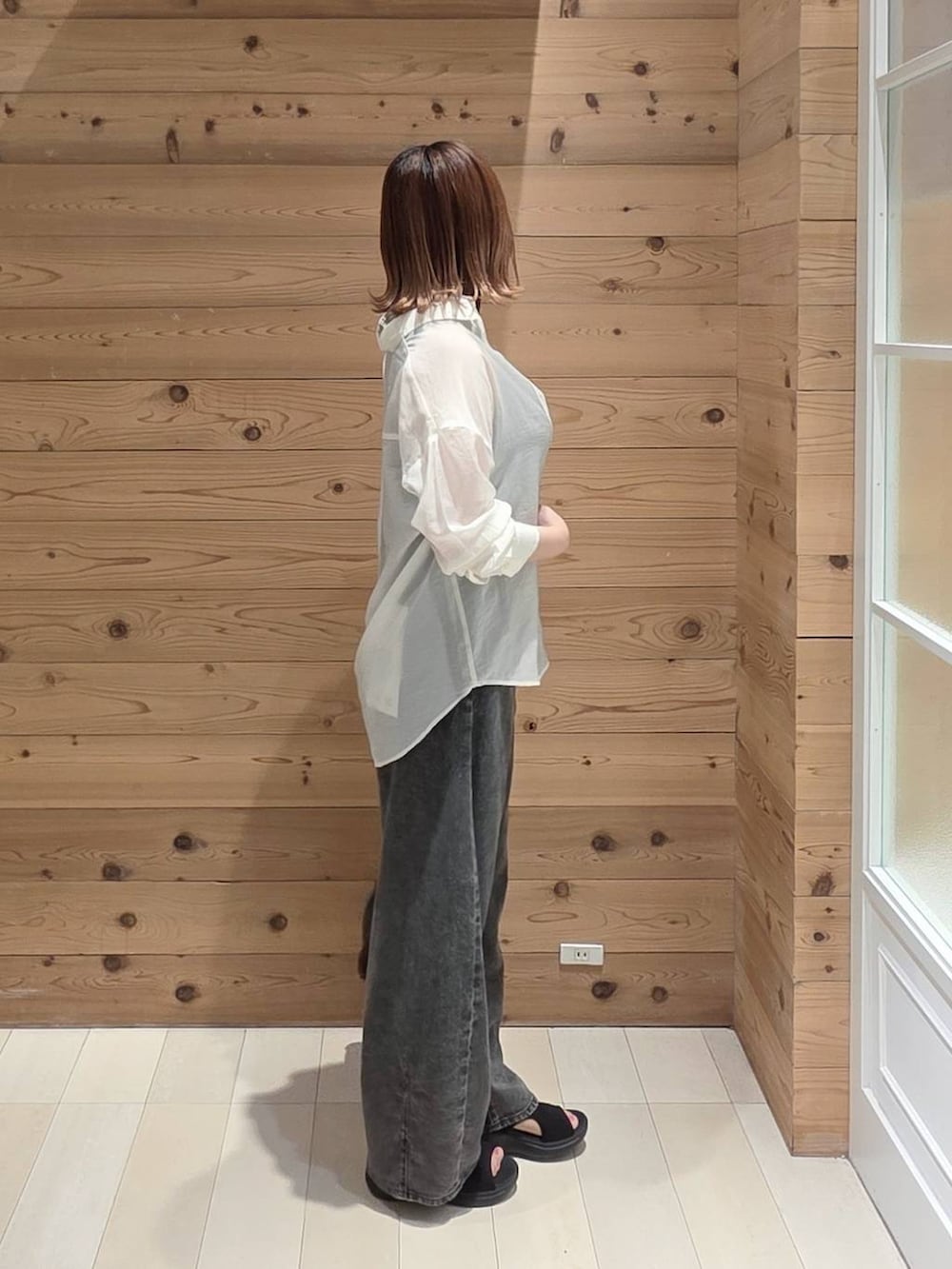 ブラック系のデニムパンツ、ホワイト系のシャツ/ブラウス、ブラック系のタンクトップを着用したレディースの夏コーディネートの2枚目の写真