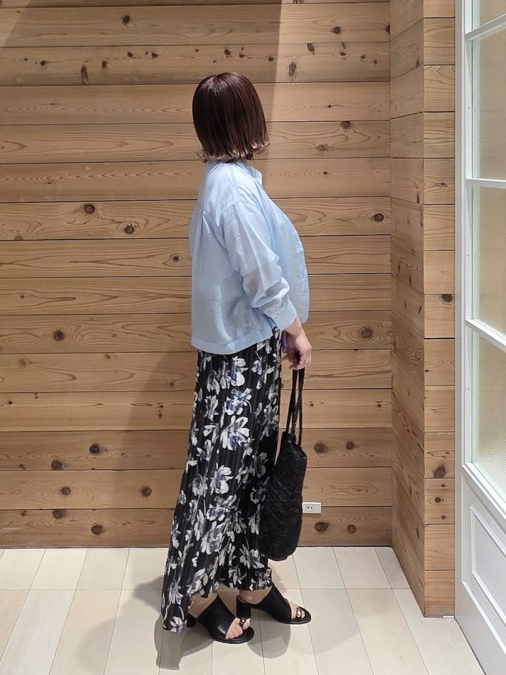グレー系のその他パンツ、ブルー系のシャツ/ブラウス、ホワイト系のTシャツ/カットソーを着用したレディースの春コーディネートの2枚目の写真