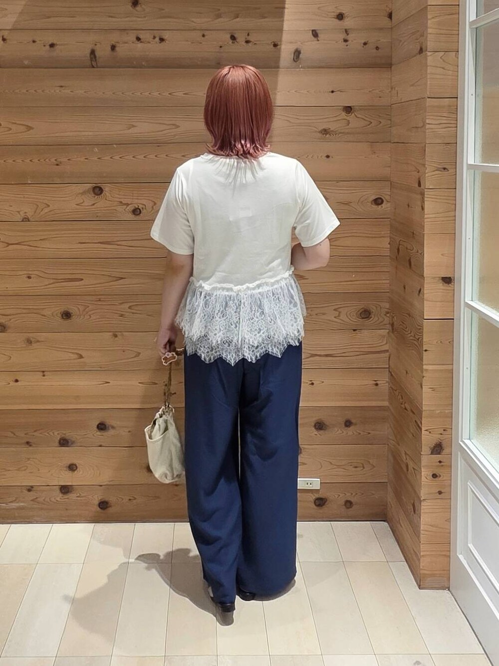ブルー系のその他パンツ、ベージュ系のボディバッグ/ウエストポーチ、ブラック系のサンダルを着用したレディースの夏コーディネートの3枚目の写真