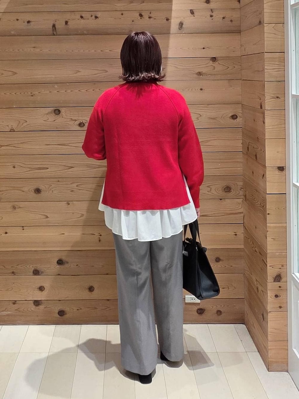 ブラック系のショルダーバッグ、グレー系のブルゾン、グレー系のその他パンツを着用したレディースの冬コーディネートの3枚目の写真