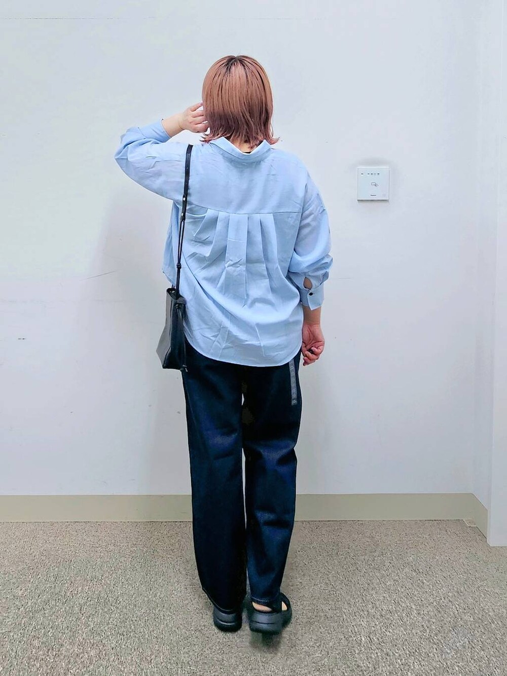 ブルー系のデニムパンツ、ブルー系のシャツ/ブラウス、ブラック系のタンクトップを着用したレディースの夏コーディネートの3枚目の写真