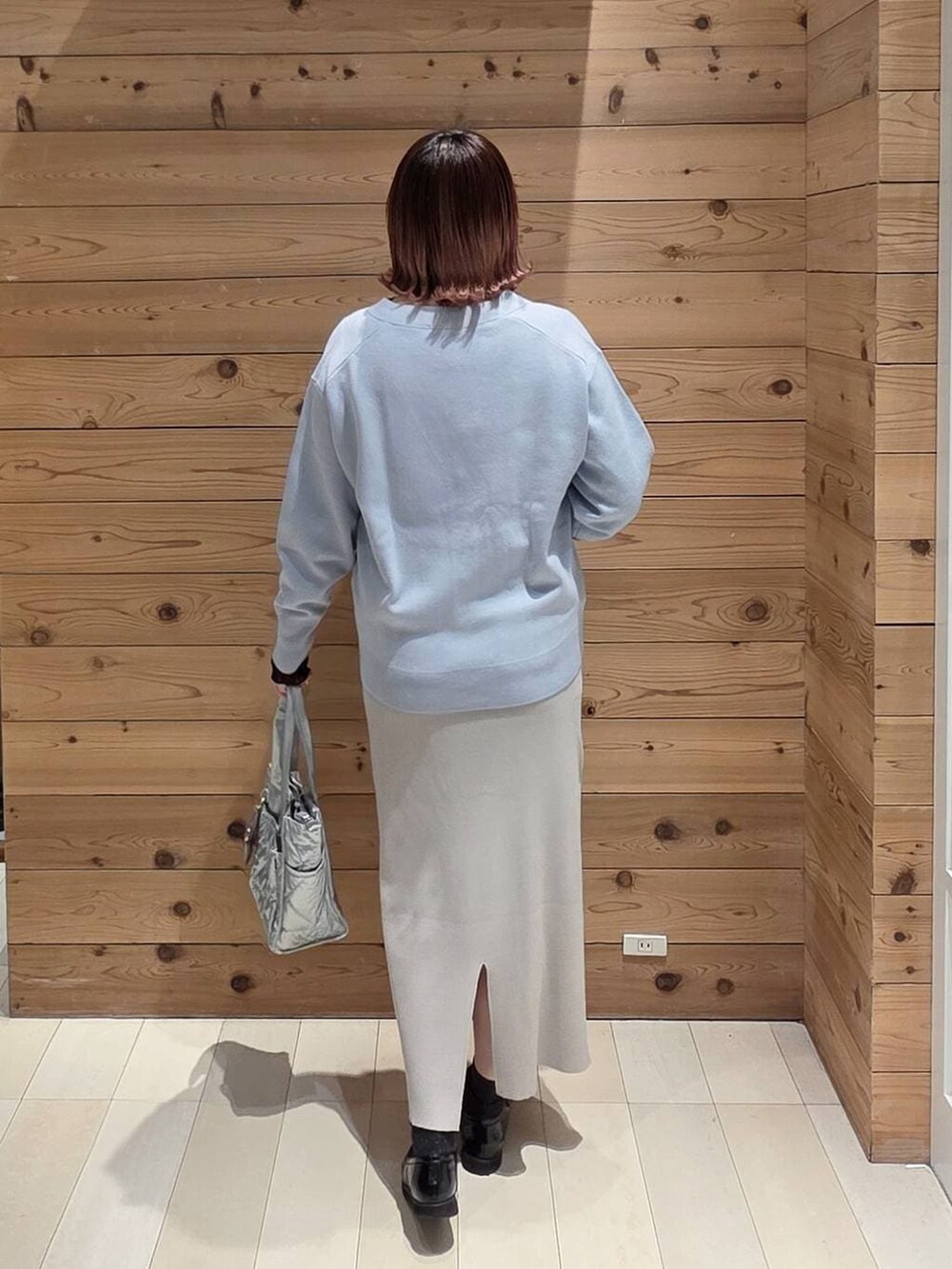 ブラック系のローファー、シルバー系のトートバッグ、ブラック系のTシャツ/カットソーを着用したレディースの冬コーディネートの3枚目の写真