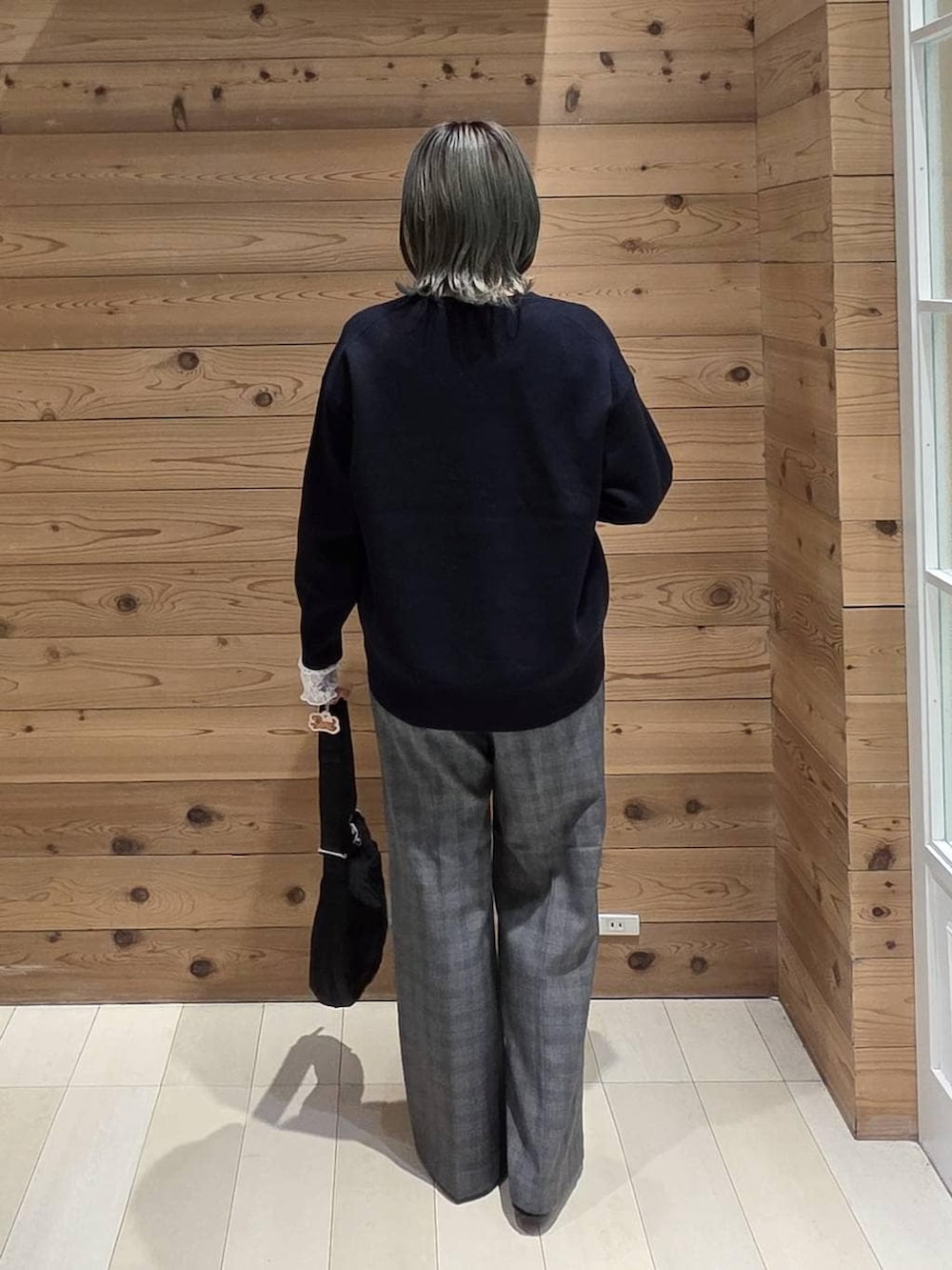 ブラック系のバレエシューズ、ホワイト系のTシャツ/カットソー、ブルー系のニット/セーターを着用したレディースの秋コーディネートの3枚目の写真