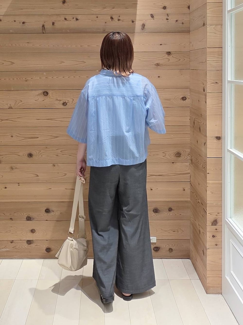 ブラック系のその他パンツ、ブルー系のシャツ/ブラウス、ホワイト系のタンクトップを着用したレディースの夏コーディネートの3枚目の写真