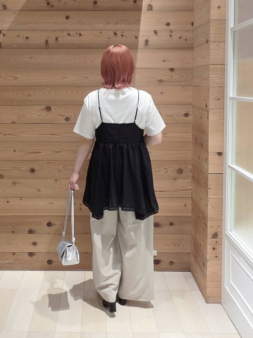 ブラック系のシャツ/ブラウス、シルバー系のショルダーバッグ、ベージュ系のその他パンツを着用したレディースの夏コーディネートの3枚目の写真