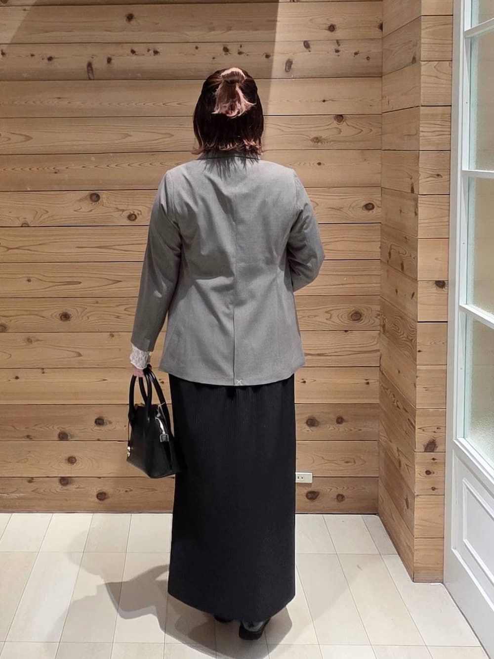 ブラック系のローファー、ブラック系のショルダーバッグ、ホワイト系のTシャツ/カットソーを着用したレディースの春コーディネートの3枚目の写真