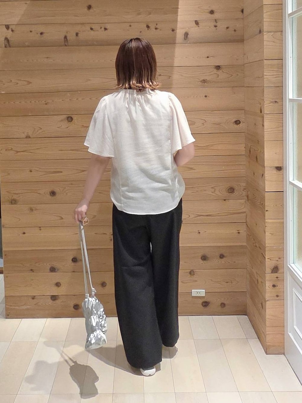 ベージュ系のシャツ/ブラウス、ブラック系のその他パンツ、ホワイト系のタンクトップを着用したレディースの夏コーディネートの3枚目の写真