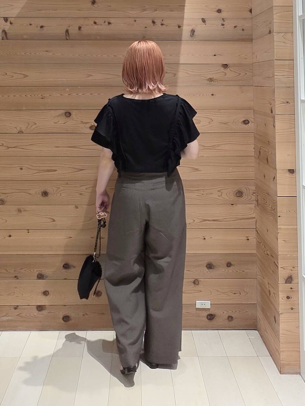 ブラウン系のその他パンツ、ブラック系のボディバッグ/ウエストポーチ、ブラック系のTシャツ/カットソーを着用したレディースの夏コーディネートの3枚目の写真