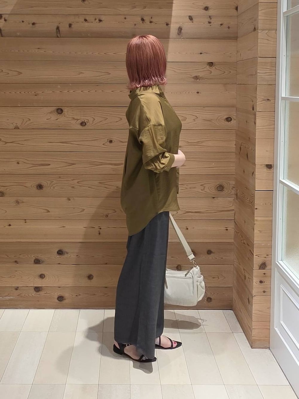 ホワイト系のショルダーバッグ、ブラック系のその他パンツ、グリーン系のシャツ/ブラウスを着用したレディースの夏コーディネートの2枚目の写真