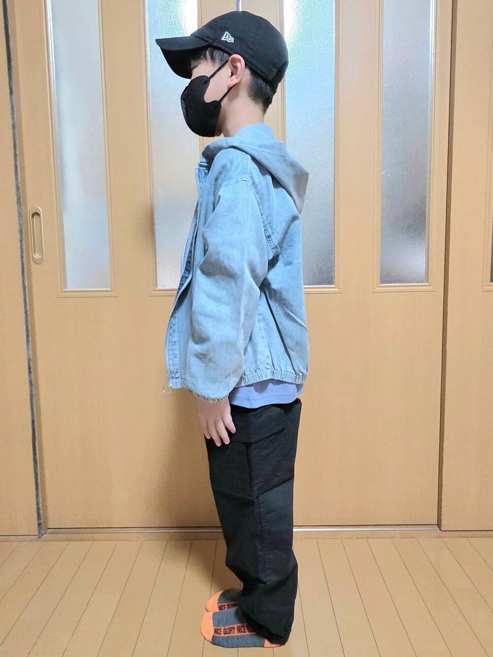 ブルー系のパーカー、ブラック系のカーゴパンツ、ブルー系のTシャツ/カットソーを着用したキッズの秋コーディネートの2枚目の写真