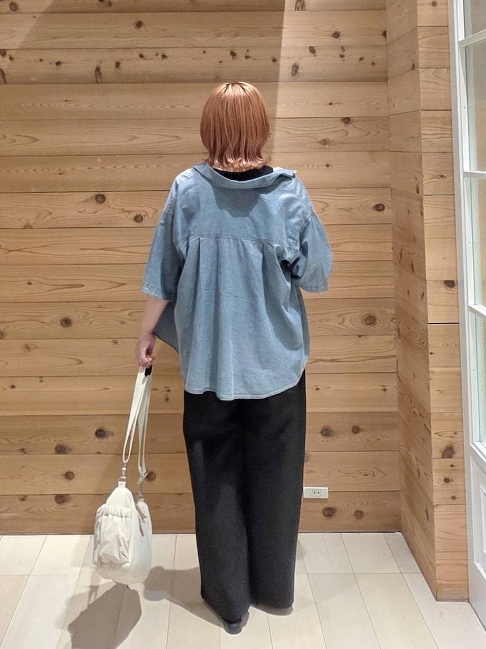 ホワイト系のショルダーバッグ、ブラック系のその他パンツ、ブラック系のタンクトップを着用したレディースの夏コーディネートの3枚目の写真