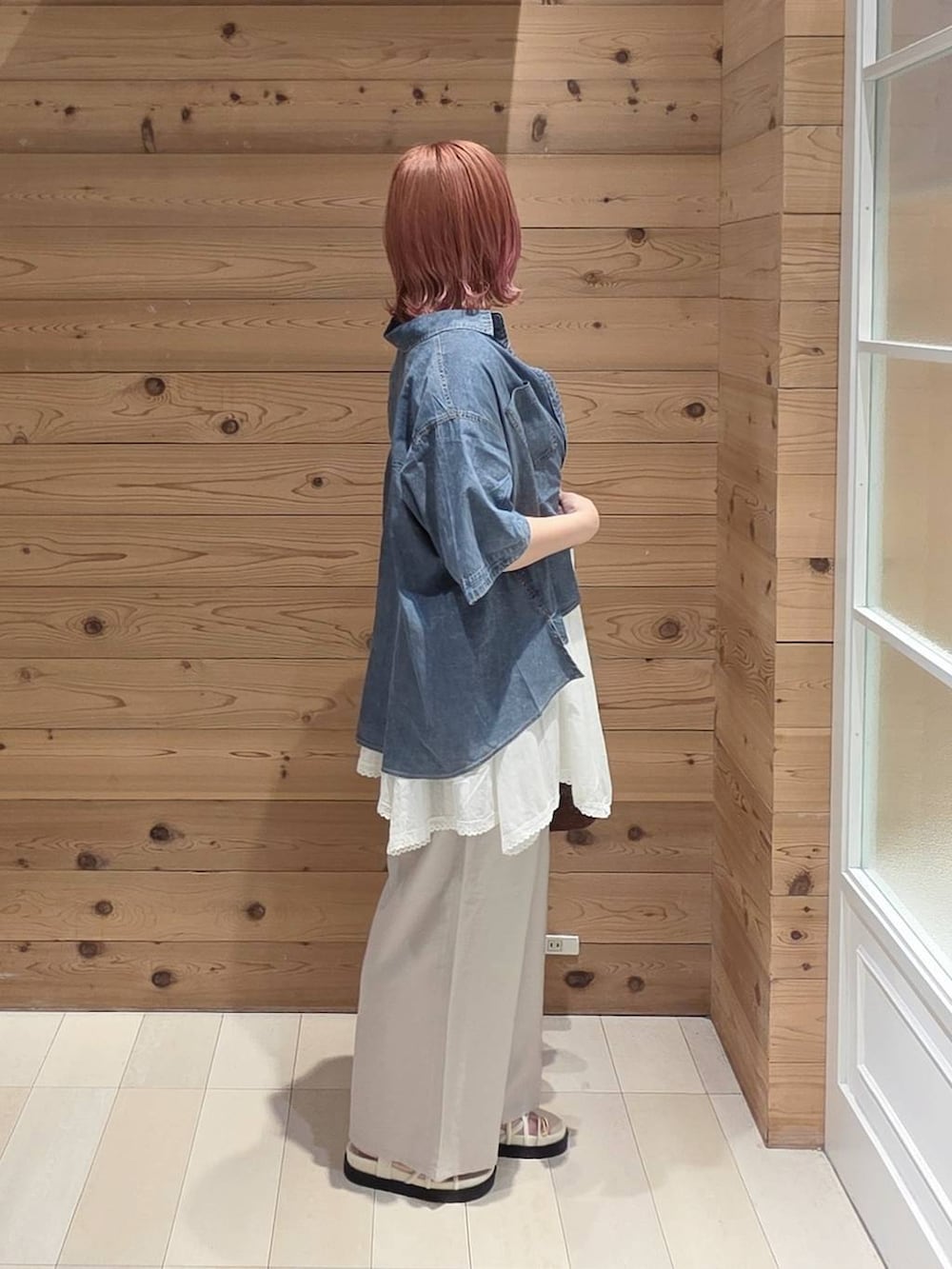 ホワイト系のシャツ/ブラウス、ベージュ系のその他パンツ、ブラック系のタンクトップを着用したレディースの夏コーディネートの2枚目の写真