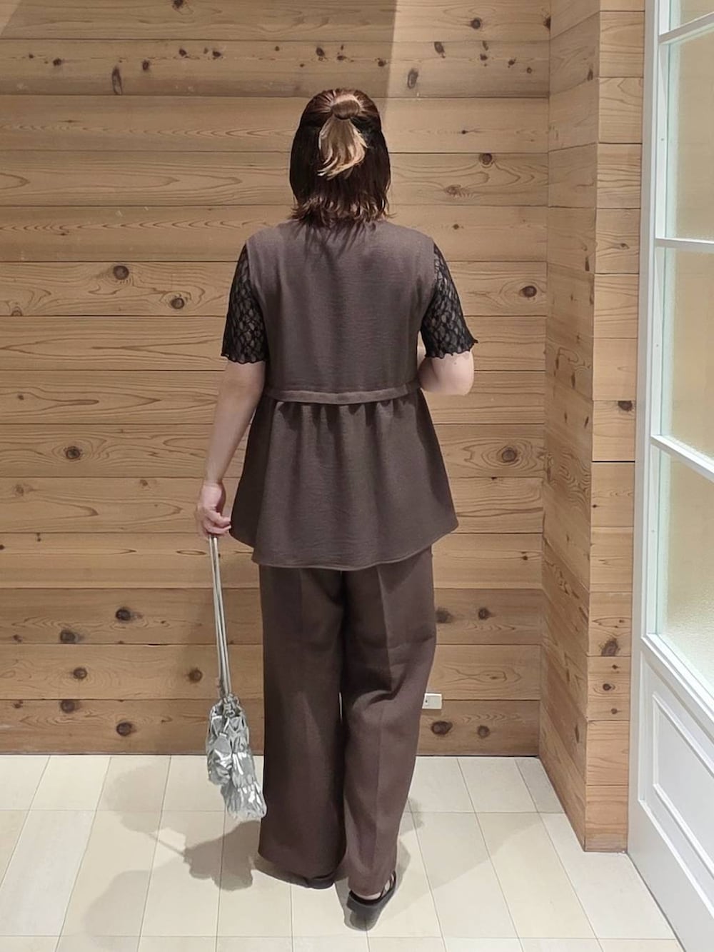 ブラウン系のベスト、ブラウン系のその他パンツ、ブラック系のタンクトップを着用したレディースの夏コーディネートの3枚目の写真