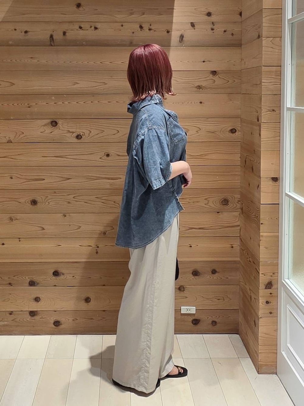 ブラック系のハンドバッグ、ベージュ系のその他パンツ、ブラック系のタンクトップを着用したレディースの夏コーディネートの2枚目の写真