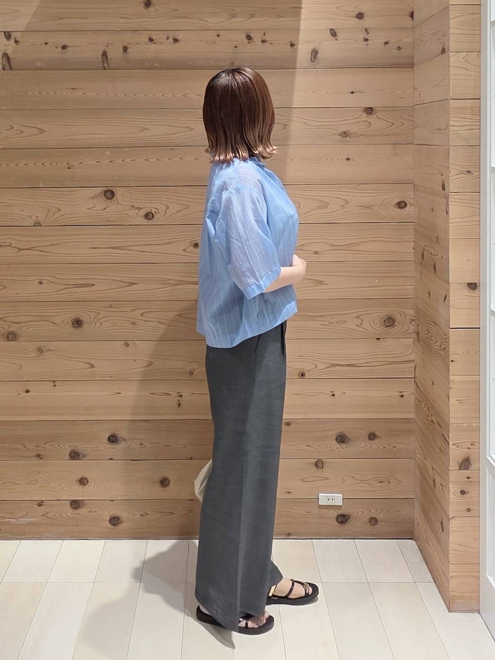 ブラック系のその他パンツ、ブルー系のシャツ/ブラウス、ホワイト系のタンクトップを着用したレディースの夏コーディネートの2枚目の写真