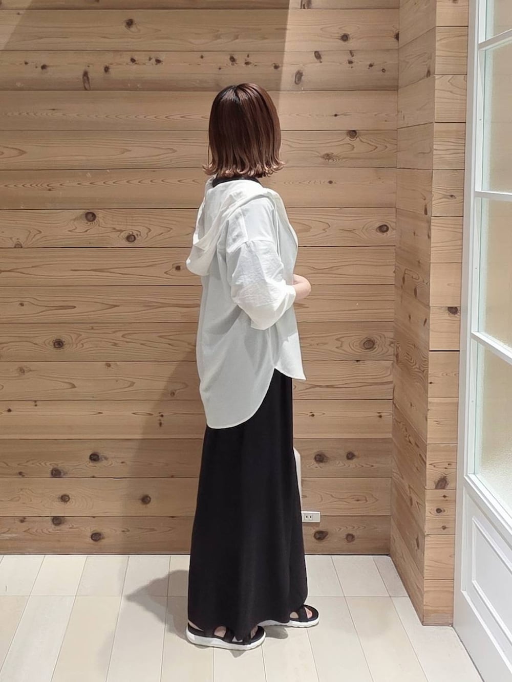 ブラック系のその他パンツ、グレー系のTシャツ/カットソー、ホワイト系のTシャツ/カットソーを着用したレディースの夏コーディネートの2枚目の写真