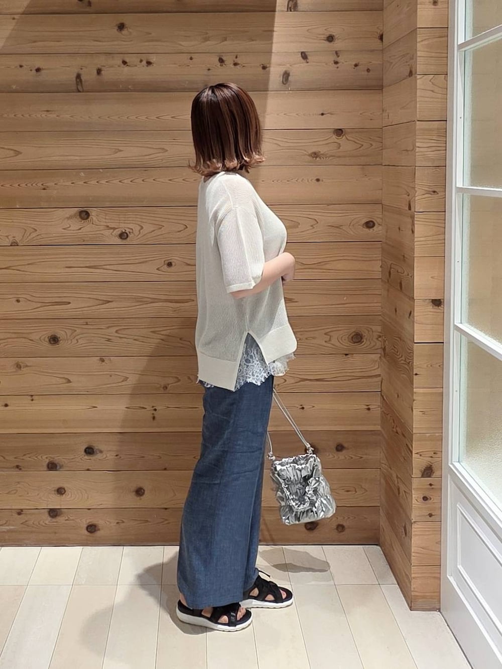 ブルー系のその他パンツ、ホワイト系のTシャツ/カットソー、ブラック系のサンダルを着用したレディースの夏コーディネートの2枚目の写真