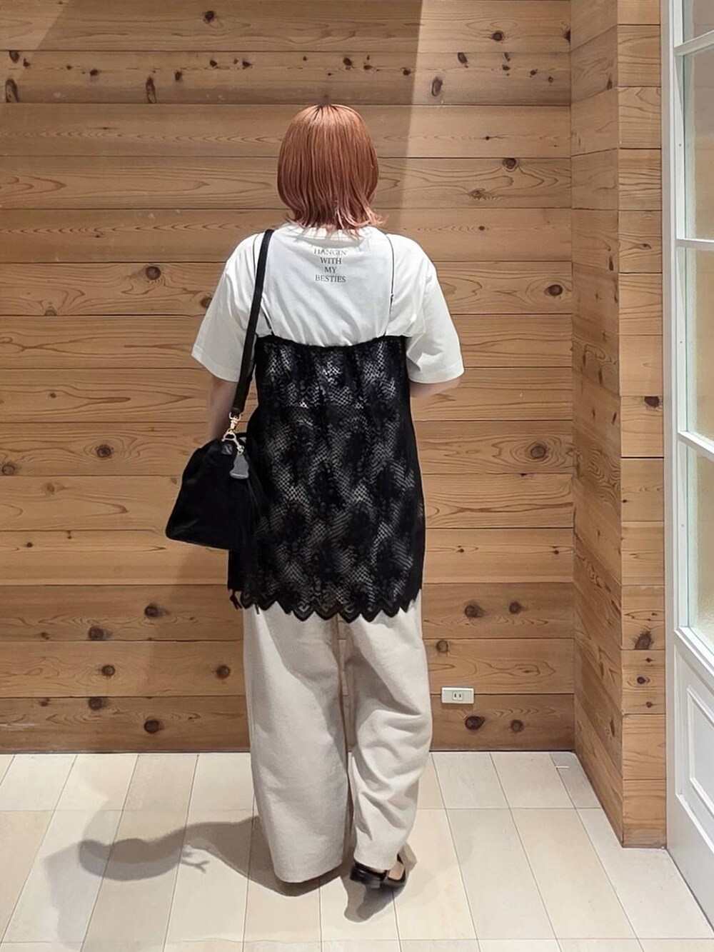 ブラック系のハンドバッグ、ブラック系のキャミソール、ベージュ系のその他パンツを着用したレディースの夏コーディネートの2枚目の写真