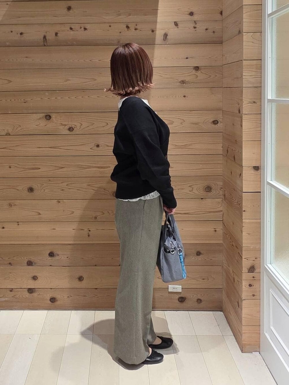 ブラック系のバレエシューズ、グレー系のトートバッグ、ベージュ系のその他パンツを着用したレディースの春コーディネートの2枚目の写真