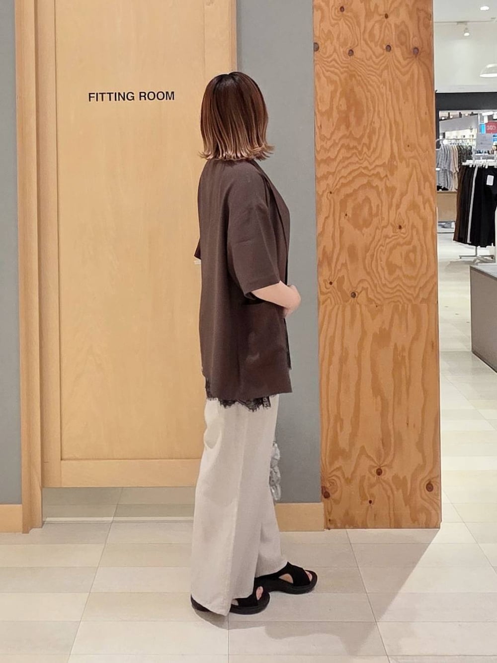 ブラウン系のテーラードジャケット、ベージュ系のその他パンツ、ブラック系のタンクトップを着用したレディースの夏コーディネートの2枚目の写真