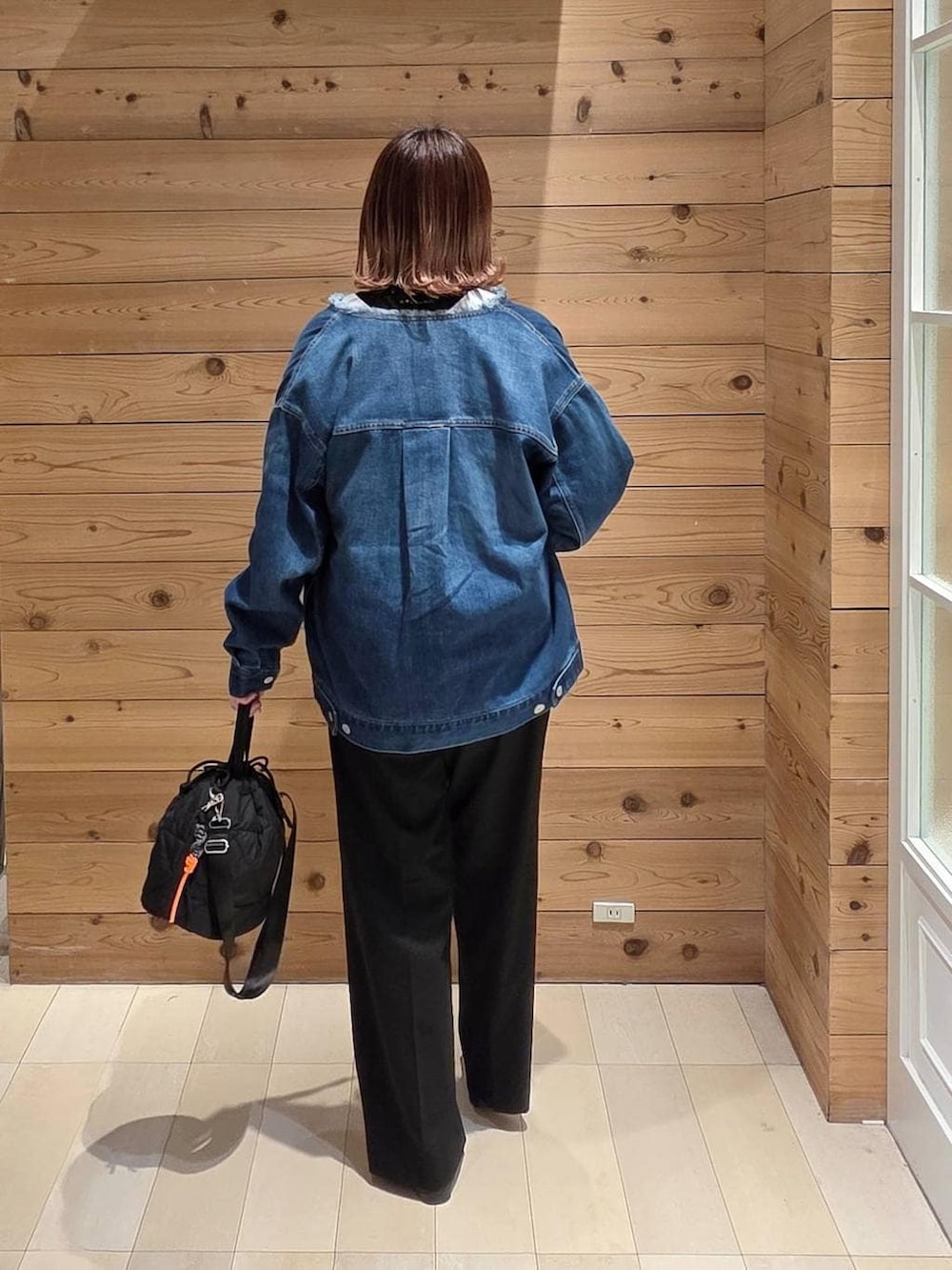 ブラック系のローファー、ブラック系のハンドバッグ、ブラック系のTシャツ/カットソーを着用したレディースの春コーディネートの3枚目の写真