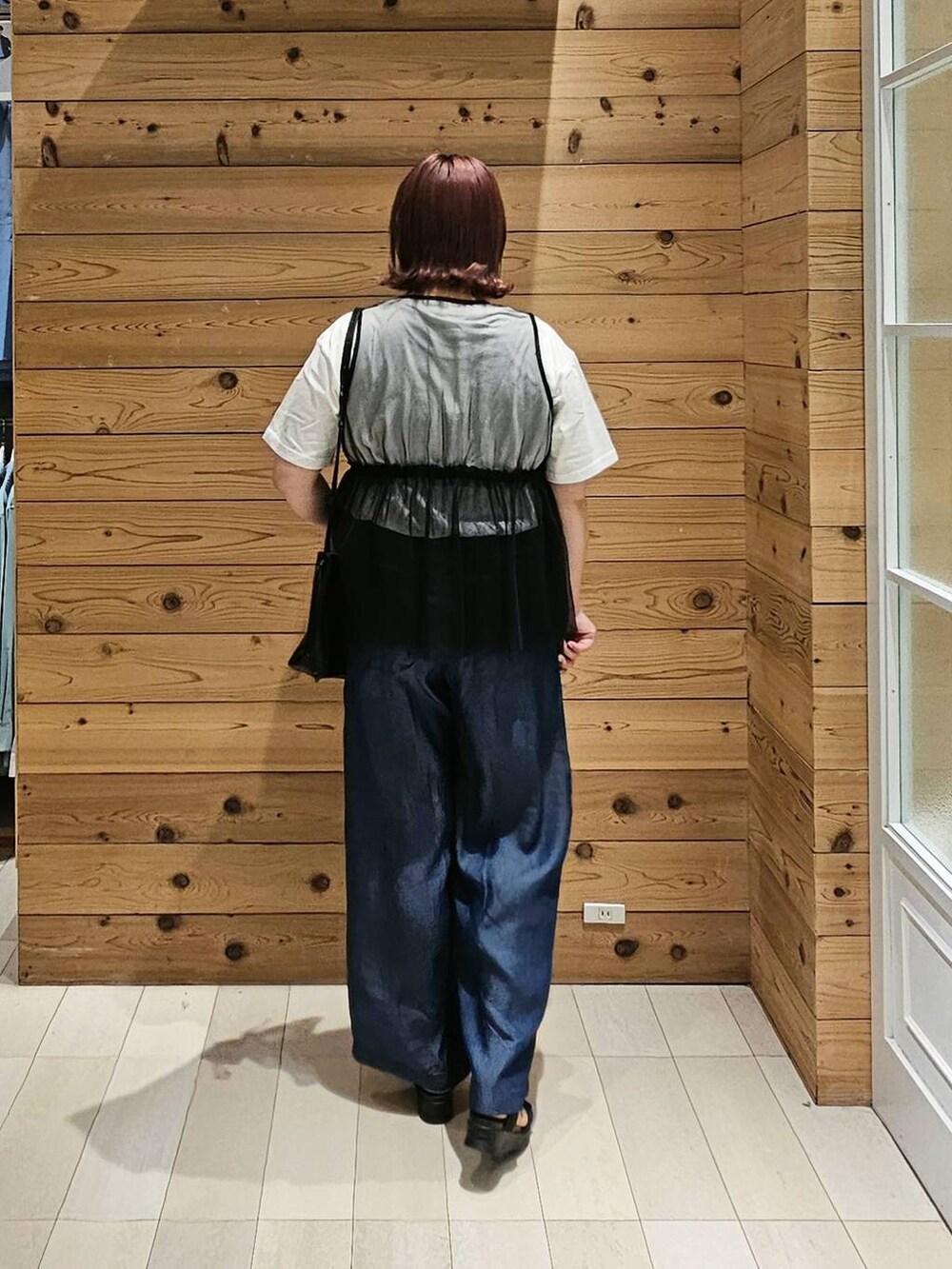 ブラック系のサンダル、ブラック系のTシャツ/カットソー、ブラック系のショルダーバッグを着用したレディースの夏コーディネートの3枚目の写真