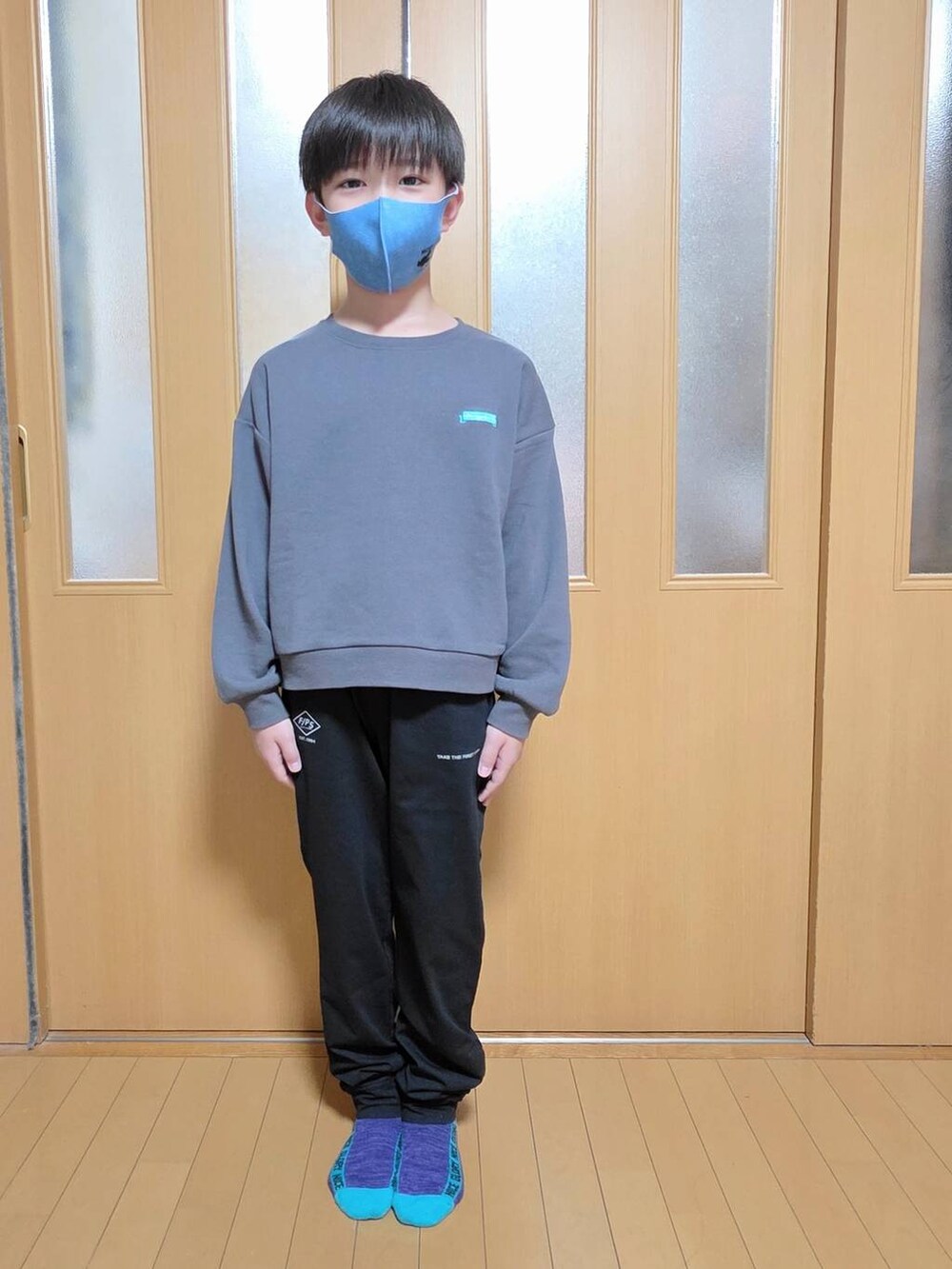 ブラック系のブルゾン、グレー系のスウェットを着用したキッズの秋コーディネートの2枚目の写真