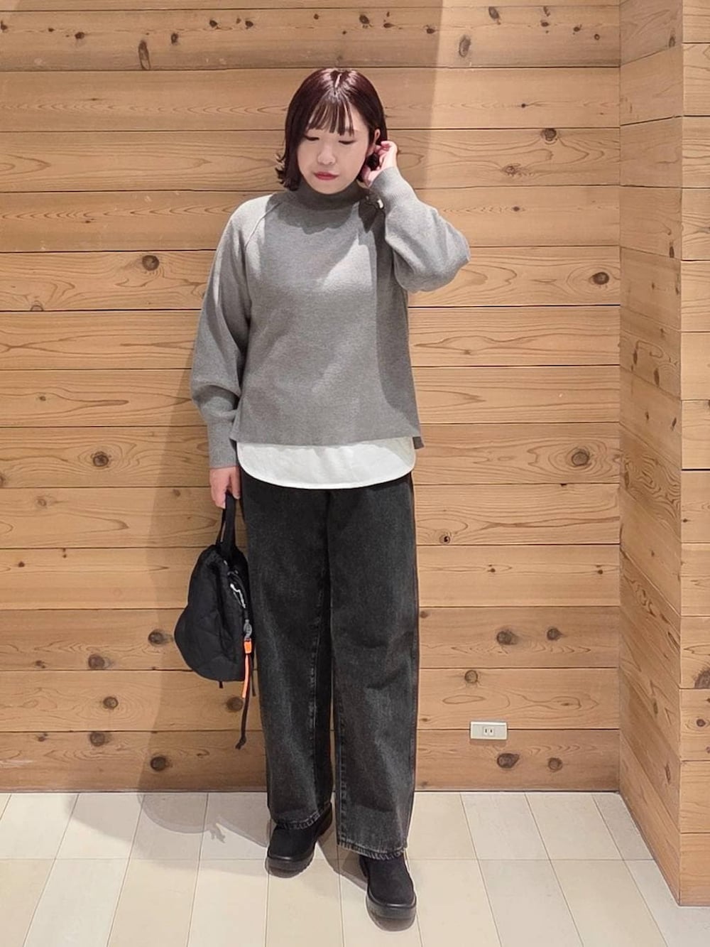 ブラック系のダウンジャケット/コート、ブラック系のデニムパンツ、ブラック系のハンドバッグを着用したレディースの冬コーディネートの4枚目の写真