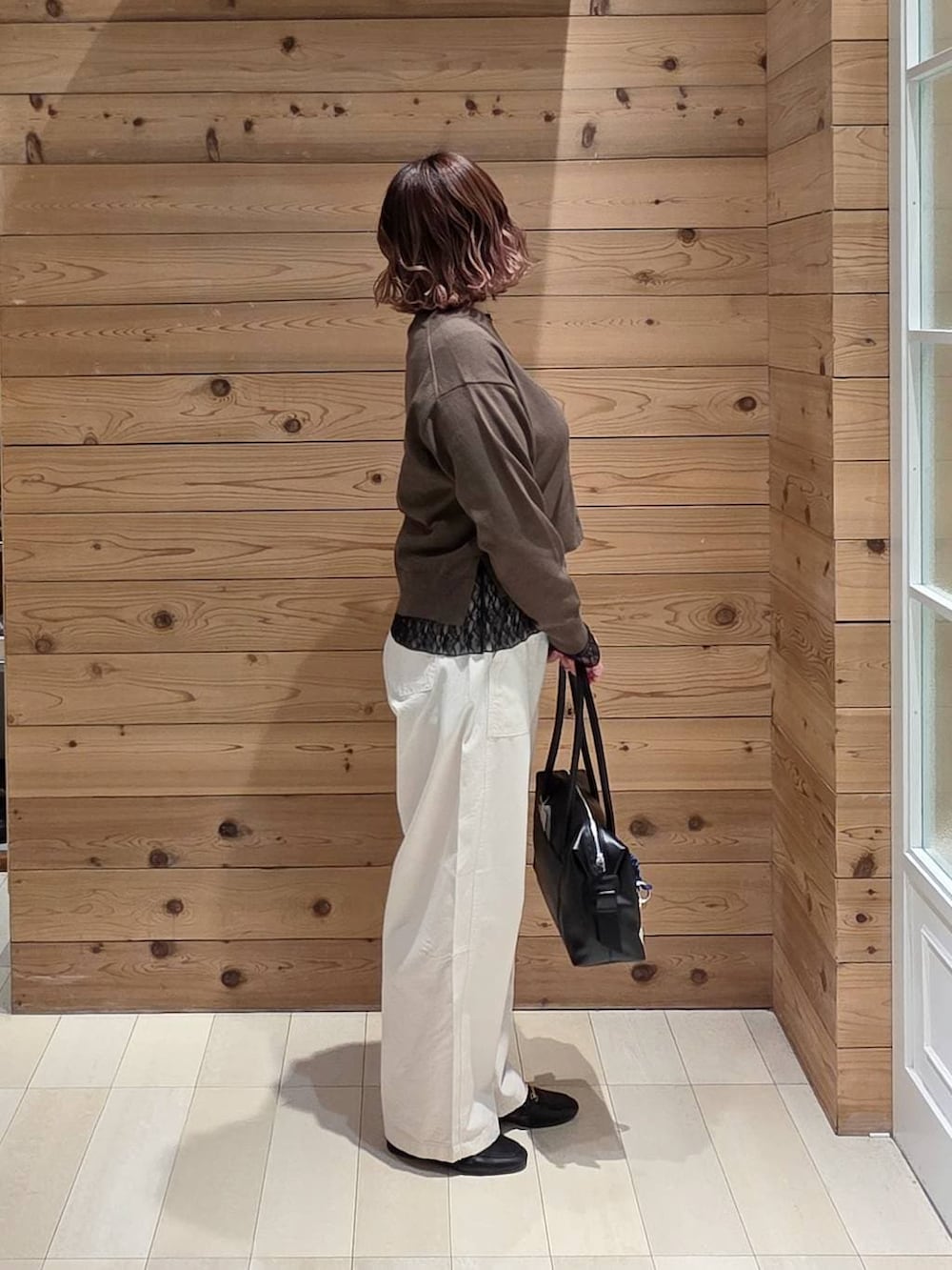 ブラック系のローファー、ブラック系のボストンバッグ、ブラック系のTシャツ/カットソーを着用したレディースの春コーディネートの2枚目の写真