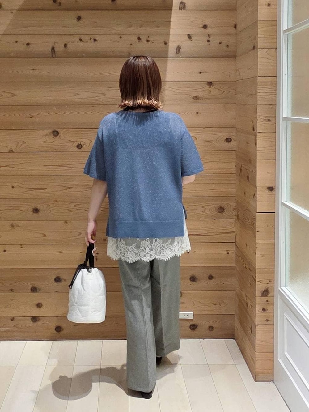 ホワイト系のハンドバッグ、グレー系のその他パンツ、ブラック系のタンクトップを着用したレディースの夏コーディネートの3枚目の写真
