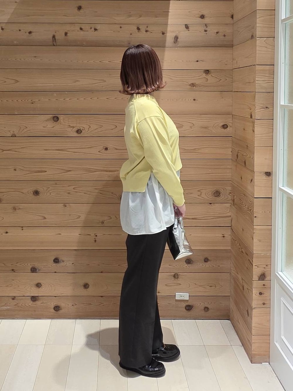 シルバー系のショルダーバッグ、ブラック系のローファー、グレー系のその他パンツを着用したレディースの春コーディネートの2枚目の写真