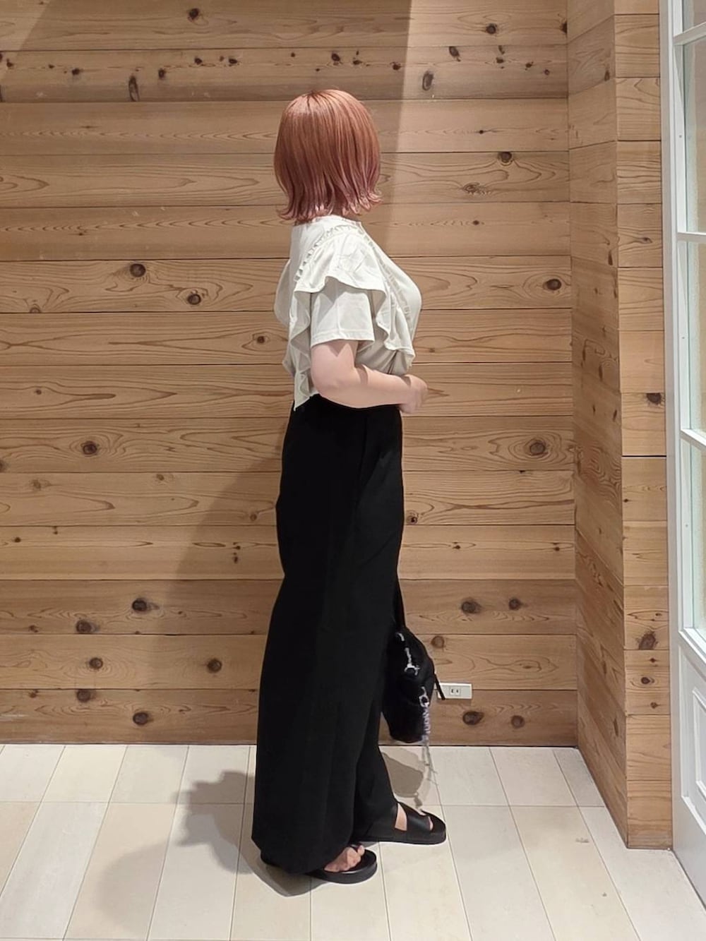 ブラック系のショルダーバッグ、ブラック系のその他パンツ、ブラック系のサンダルを着用したレディースの夏コーディネートの2枚目の写真