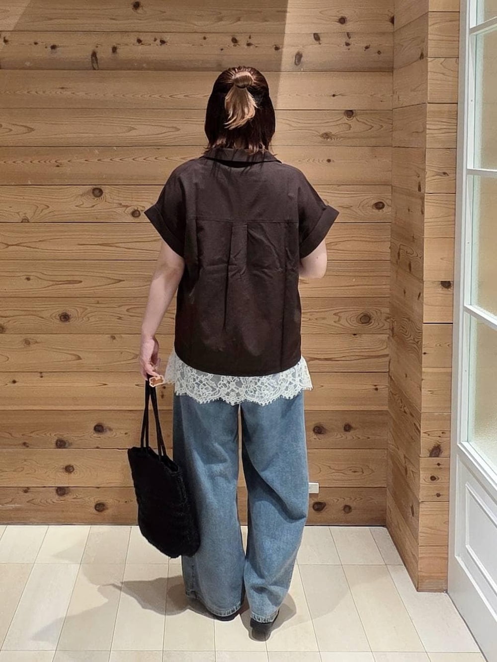 ブルー系のデニムパンツ、ホワイト系のタンクトップ、ホワイト系のキャミソールを着用したレディースの夏コーディネートの3枚目の写真