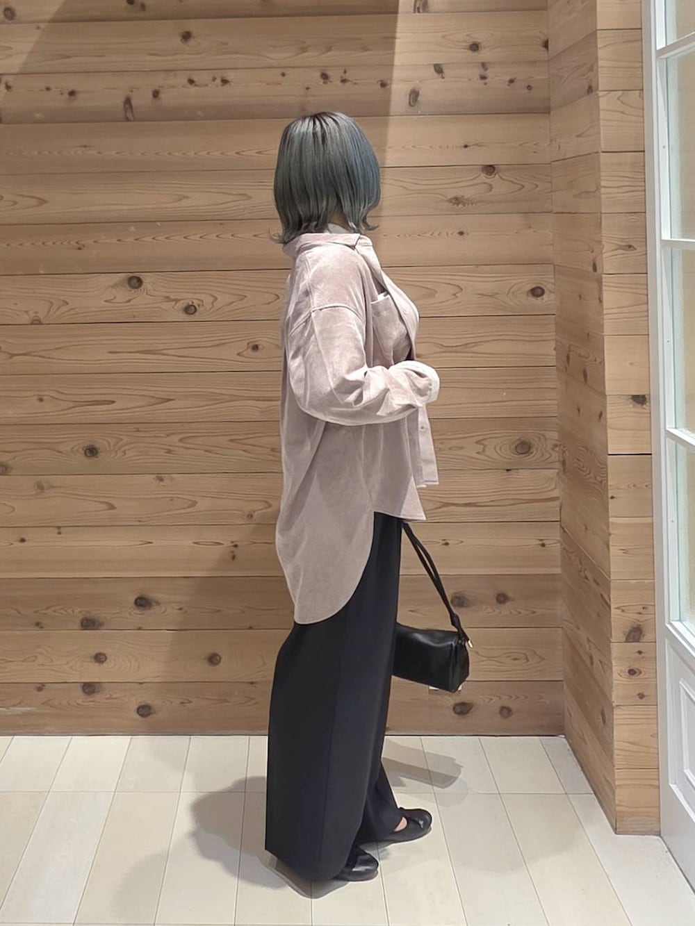 ブルー系のその他パンツ、ブラック系のバレエシューズ、ブラック系のショルダーバッグを着用したレディースの秋コーディネートの2枚目の写真