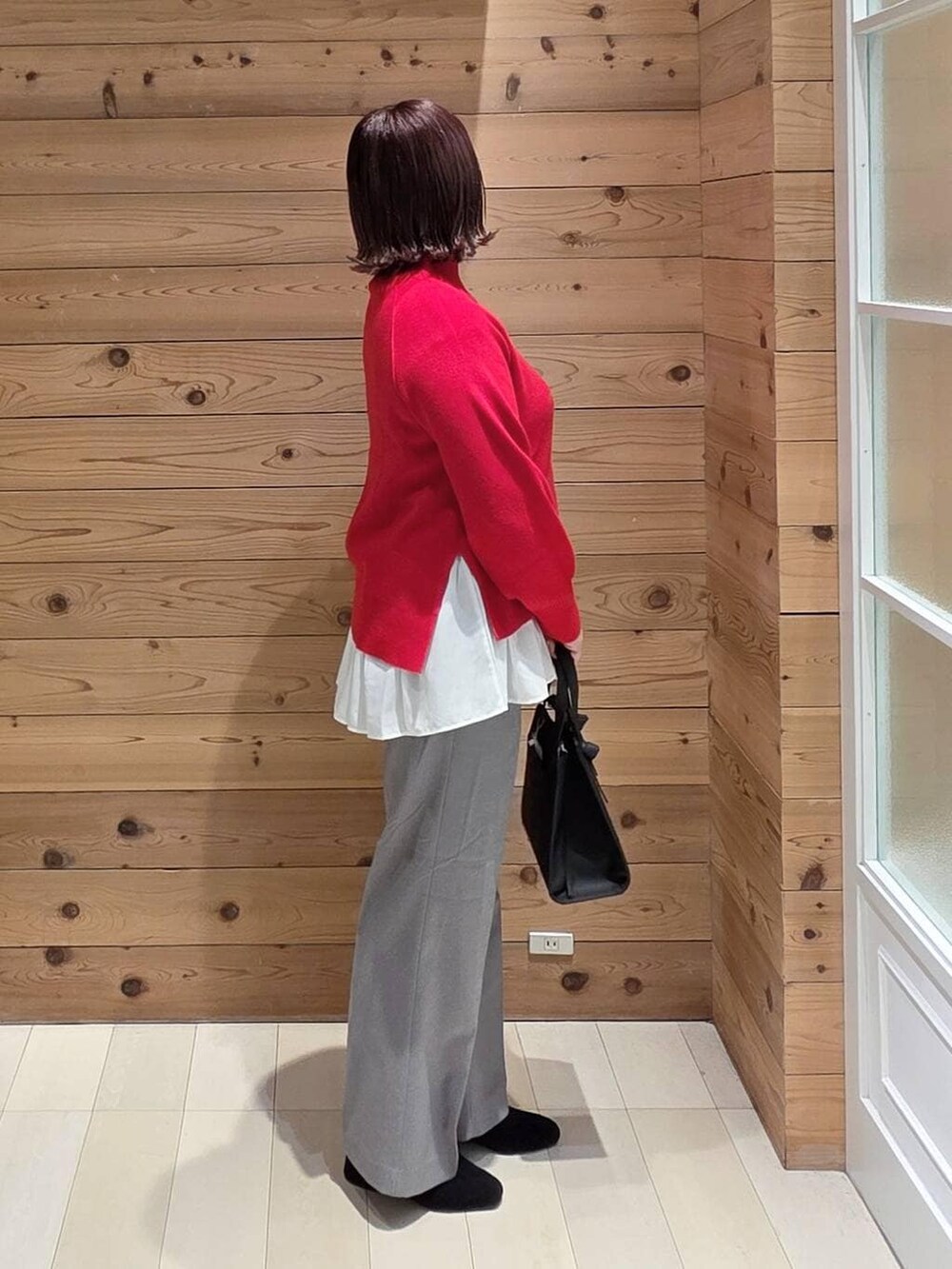 ブラック系のショルダーバッグ、グレー系のブルゾン、グレー系のその他パンツを着用したレディースの冬コーディネートの2枚目の写真