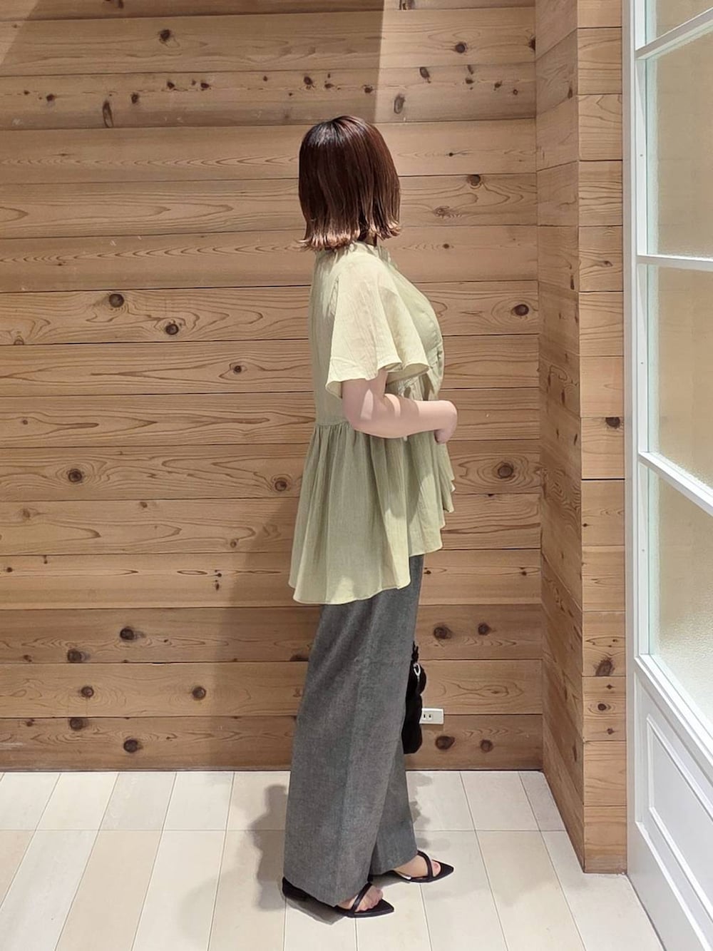 グレー系のその他パンツ、ホワイト系のタンクトップ、グリーン系のシャツ/ブラウスを着用したレディースの夏コーディネートの2枚目の写真
