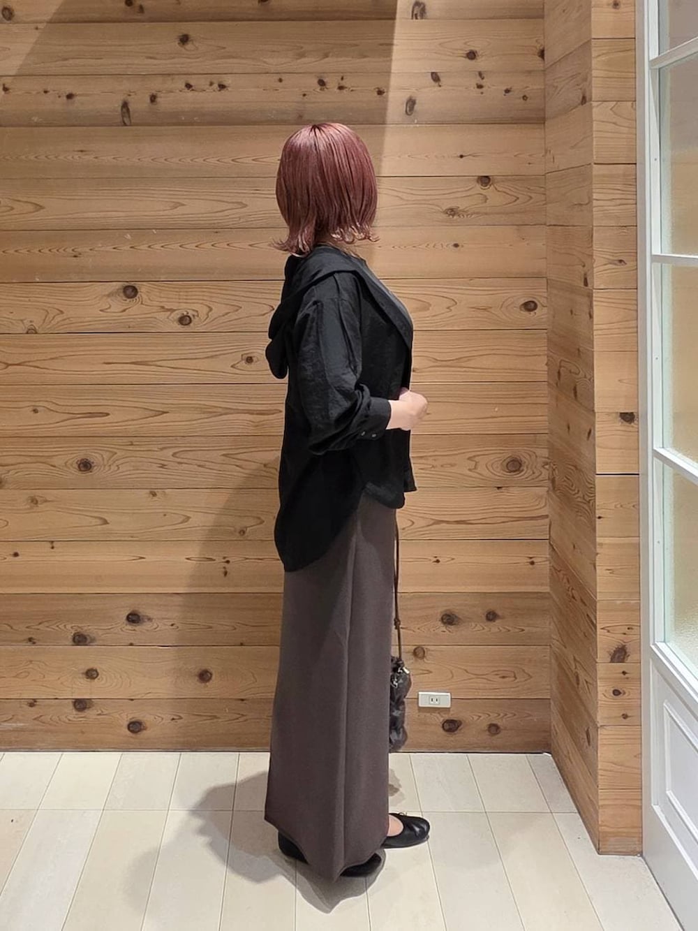 ブラック系のバレエシューズ、グレー系のTシャツ/カットソー、ブラック系のTシャツ/カットソーを着用したレディースの夏コーディネートの2枚目の写真