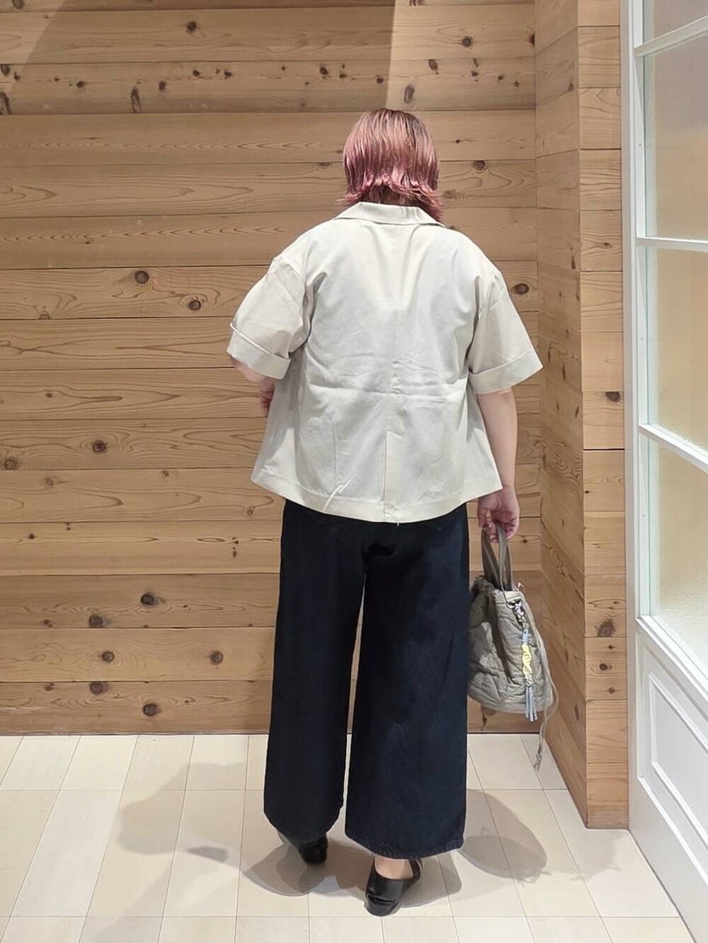 ホワイト系のTシャツ/カットソー、ブルー系のサロペット/オーバーオール、ブラック系のパンプスを着用したレディースの夏コーディネートの3枚目の写真