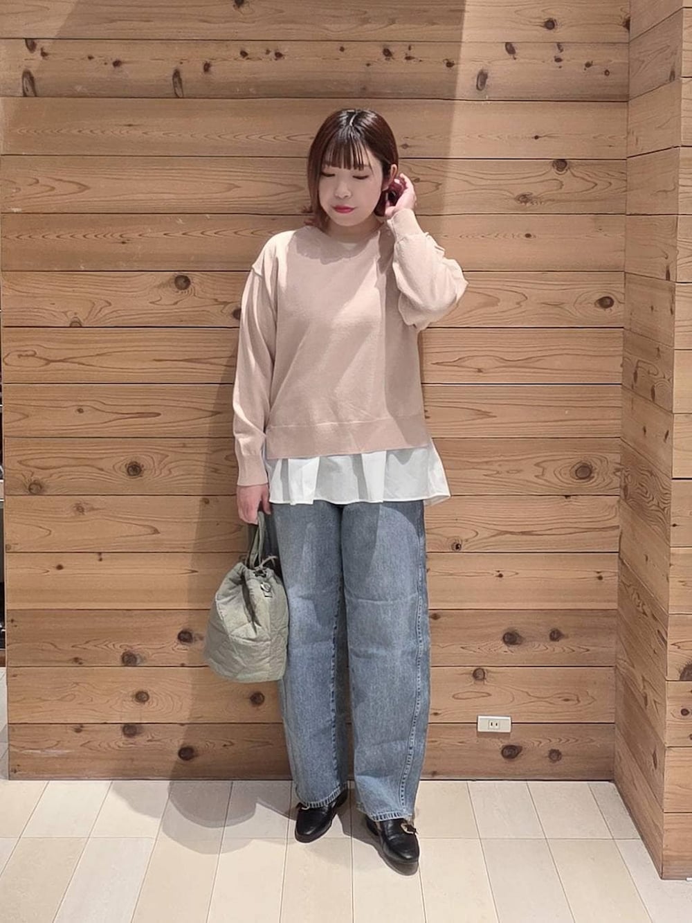 ブラック系のローファー、グリーン系のハンドバッグ、ベージュ系のテーラードジャケットを着用したレディースの春コーディネートの4枚目の写真