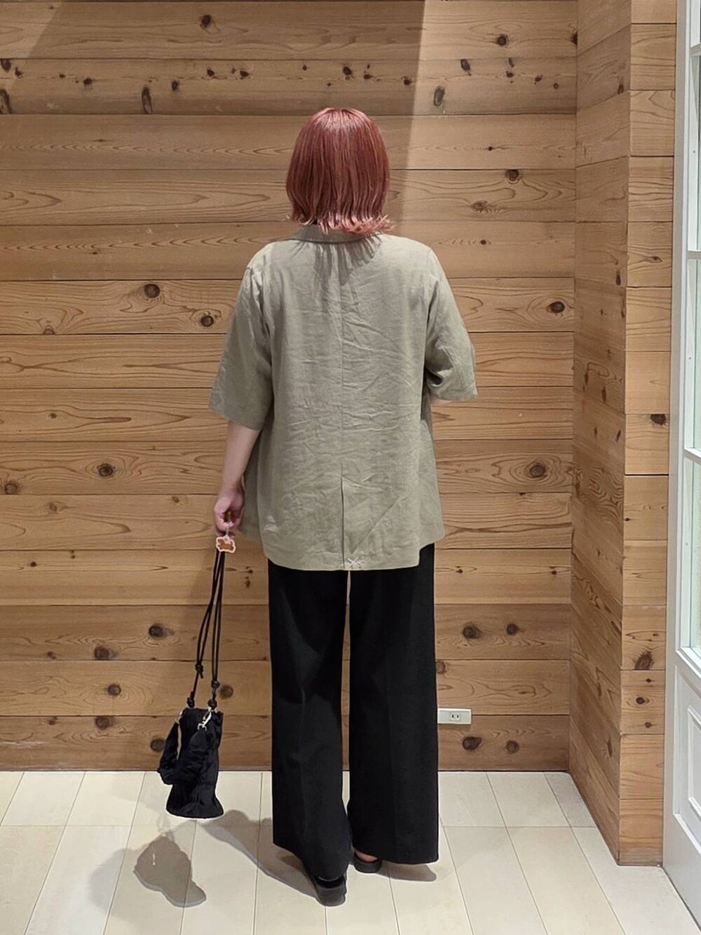 ベージュ系のテーラードジャケット、ブラック系のその他パンツ、ブラック系のタンクトップを着用したレディースの夏コーディネートの3枚目の写真