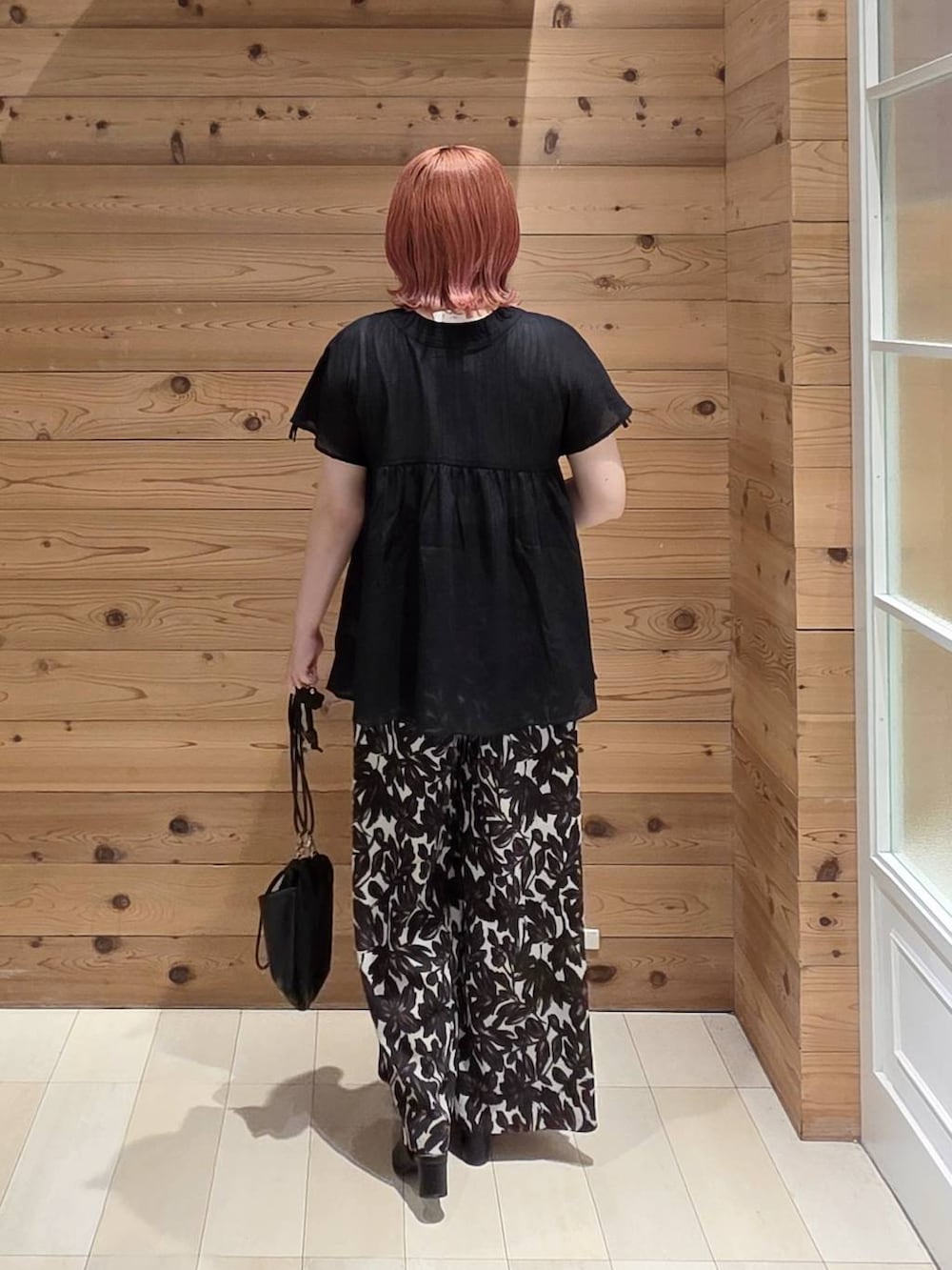 ベージュ系のその他パンツ、ブラック系のシャツ/ブラウス、ホワイト系のタンクトップを着用したレディースの夏コーディネートの3枚目の写真