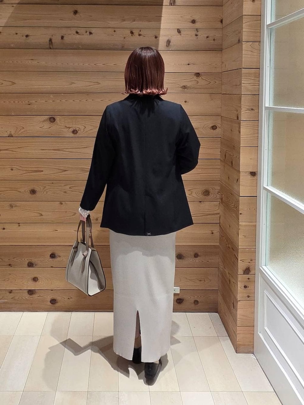 ブラック系のローファー、ホワイト系のショルダーバッグ、ホワイト系のTシャツ/カットソーを着用したレディースの冬コーディネートの3枚目の写真