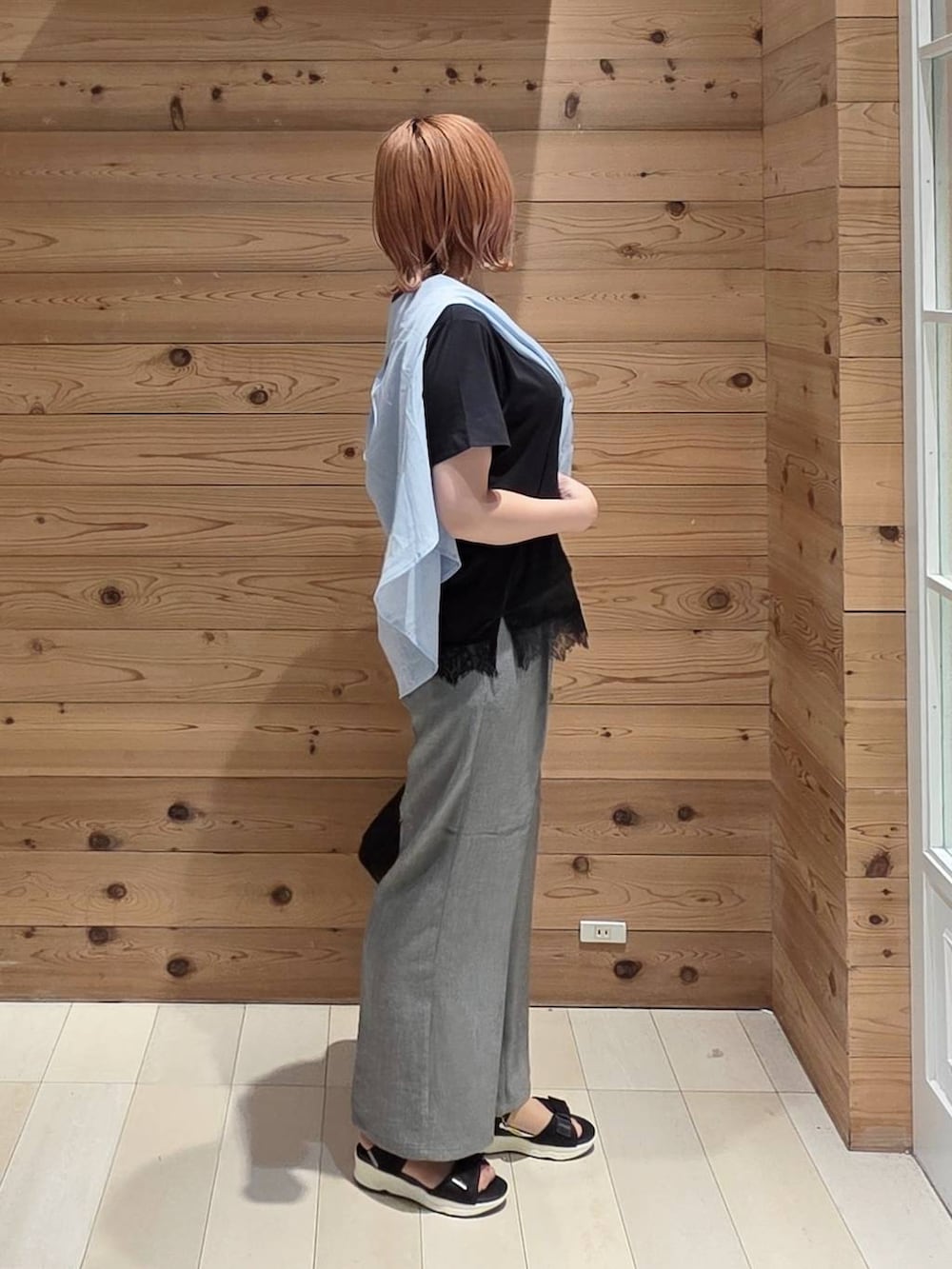 ブルー系のシャツ/ブラウス、グレー系のその他パンツ、ブラック系のサンダルを着用したレディースの夏コーディネートの2枚目の写真