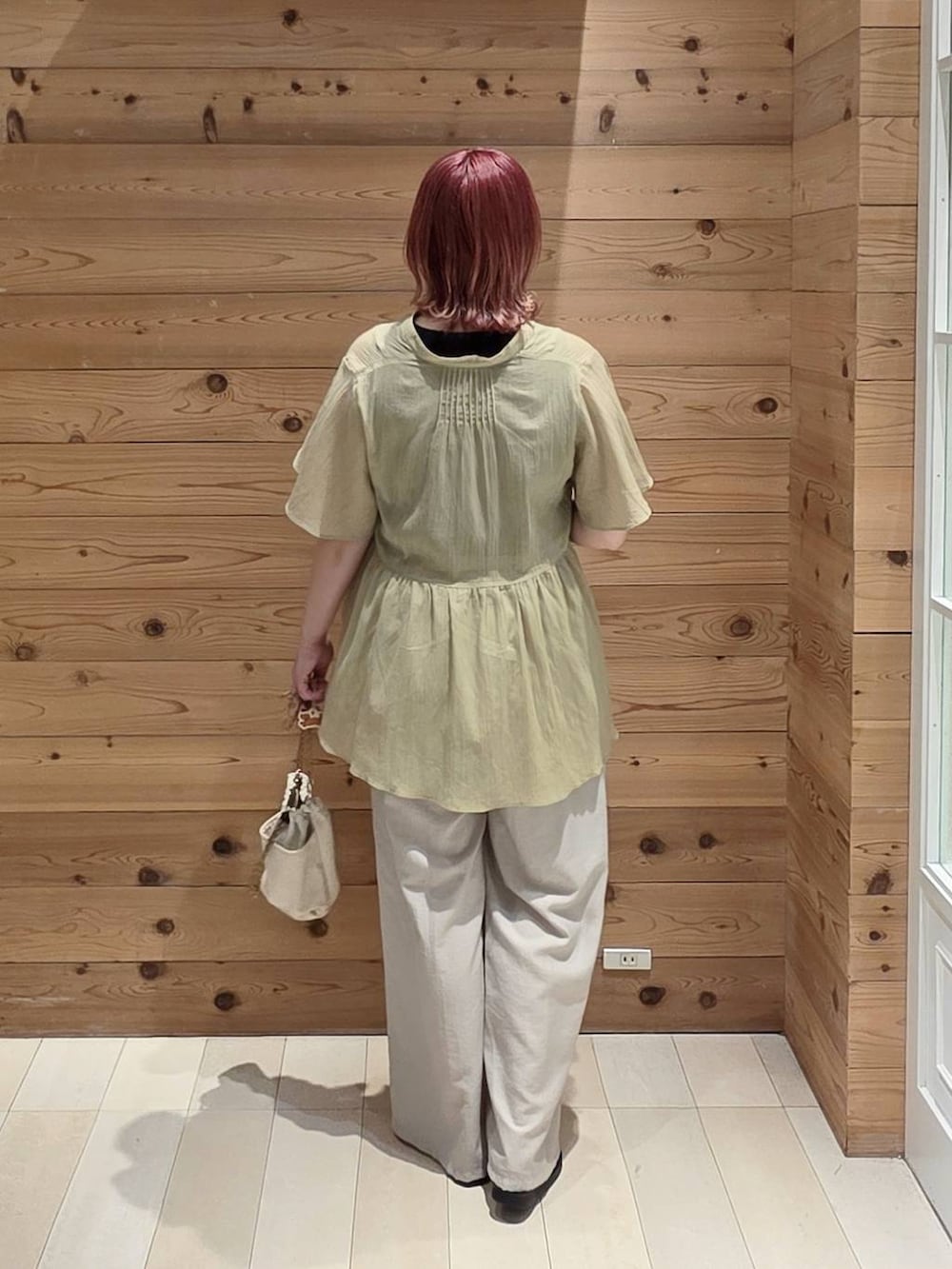 ベージュ系のその他パンツ、ブラック系のタンクトップ、ベージュ系のボディバッグ/ウエストポーチを着用したレディースの夏コーディネートの3枚目の写真